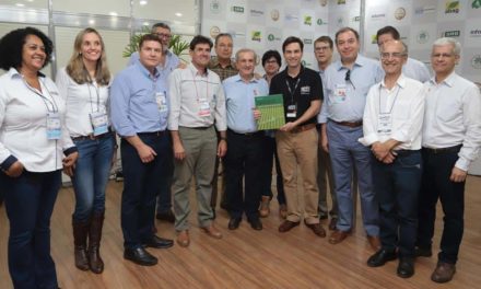 Lançado livro que retrata os 25 anos da AGRISHOW